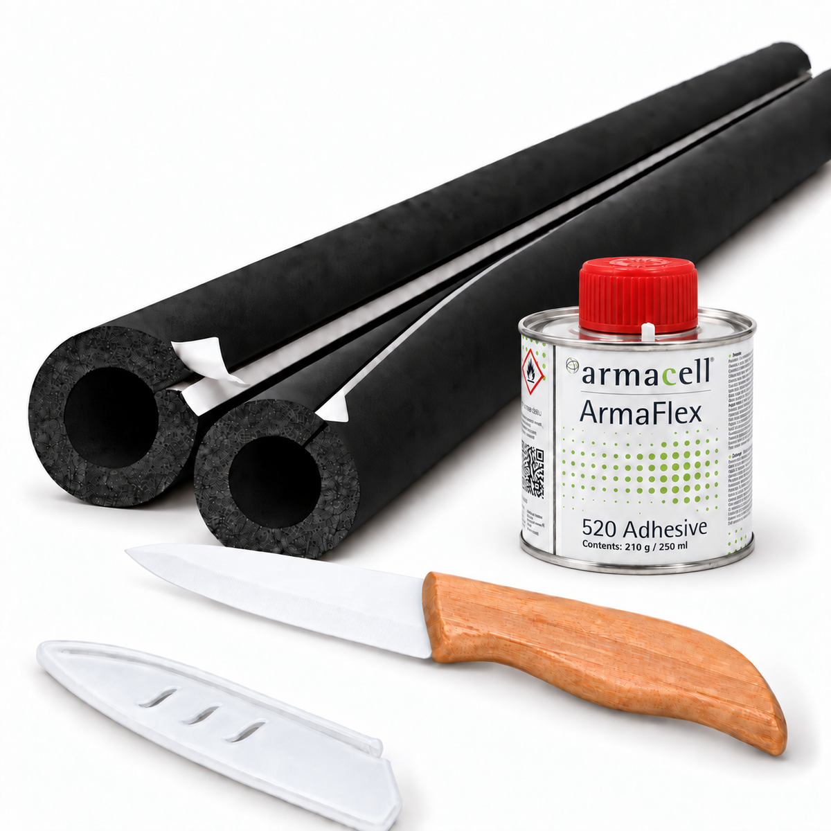 Armaflex AF/EVO SK-Dämmset 10 m: selbstklebende Schläuche, 250 ml Kleber 520 in Pinseldose und Keramikmesser mit Schutzhülle auf weißem Hintergrund.