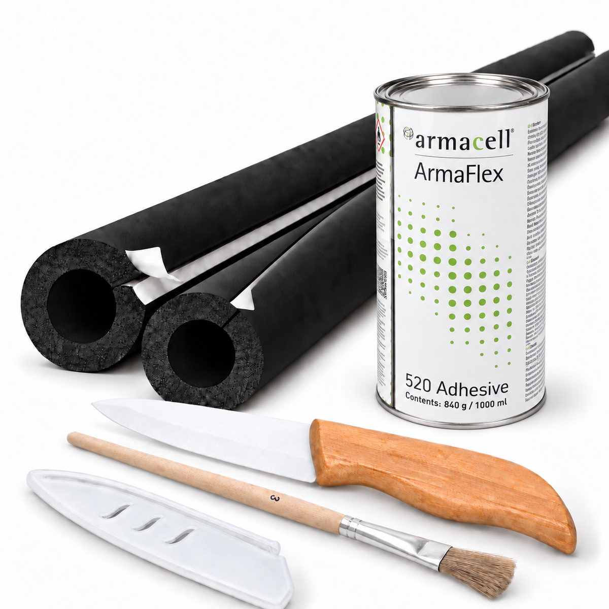 Armaflex AF/EVO SK-Dämmset 30 m: selbstklebende Schläuche, 1 l Kleber 520, Keramikmesser mit Schutzhülle und Pinsel auf weißem Hintergrund.
