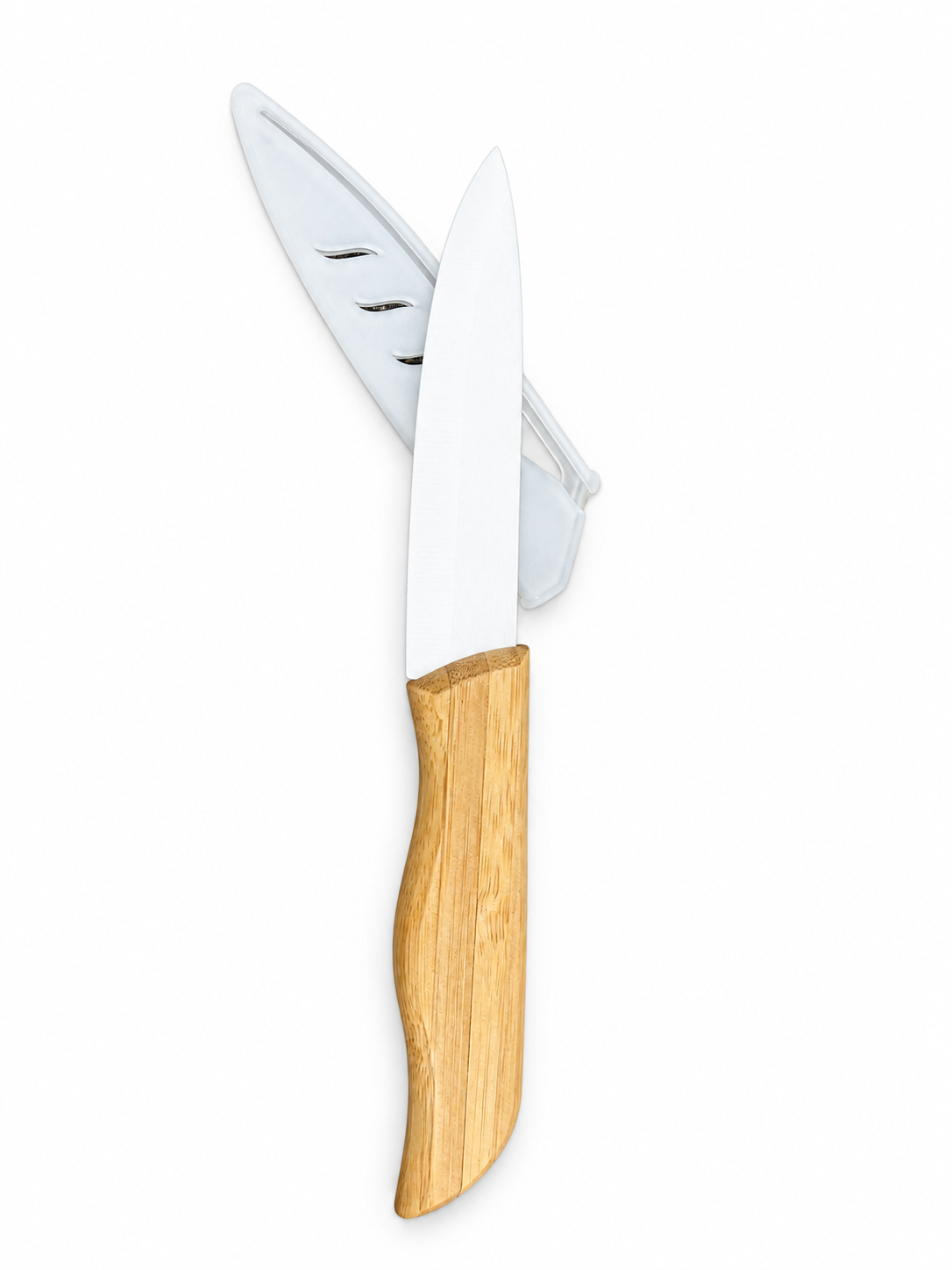 Keramikmesser mit Holzgriff und transparenter Schutzhülle auf weißem Hintergrund