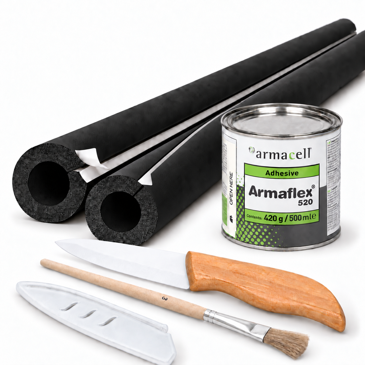 Armaflex AF/EVO SK-Dämmset 20 m: selbstklebende Schläuche, 500 ml Kleber 520, Keramikmesser mit Schutzhülle und Pinsel auf weißem Hintergrund.